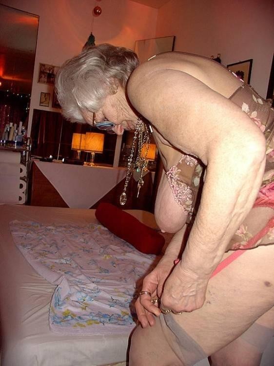 Под Платьем Бабушек Порно